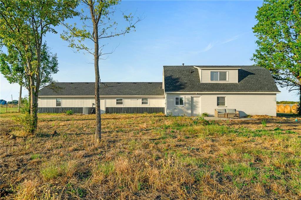 9393 State Route 52 Highway, Amoret, MO 64722