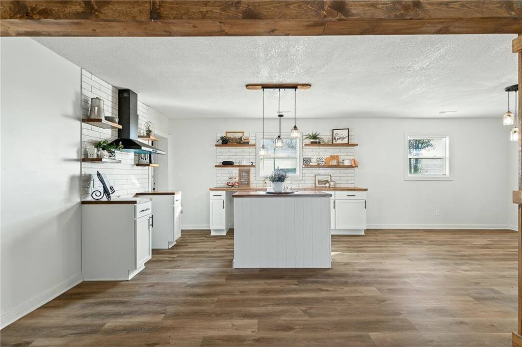 9393 State Route 52 Highway, Amoret, MO 64722