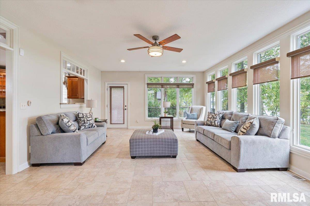 16808 River Road North, Cordova, IL 61242