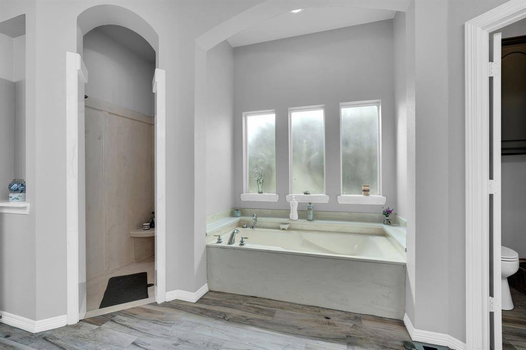 106 Country Ridge Court, Red Oak, TX 75154