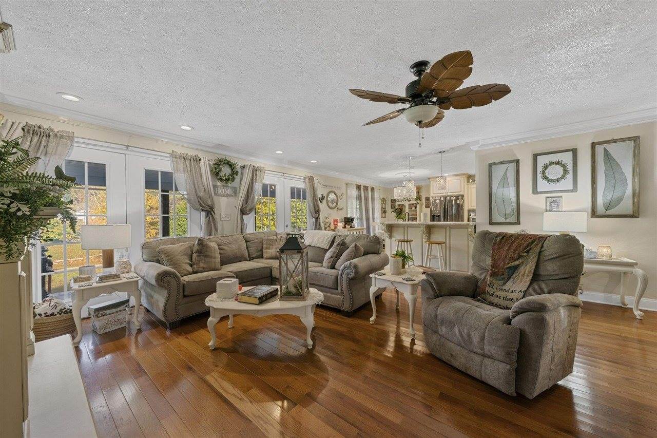 24 Nora Mae Lane, Beechmont, KY 42323