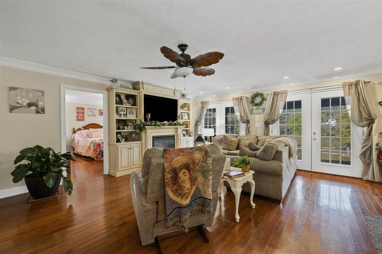 24 Nora Mae Lane, Beechmont, KY 42323