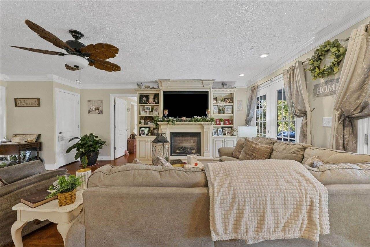 24 Nora Mae Lane, Beechmont, KY 42323