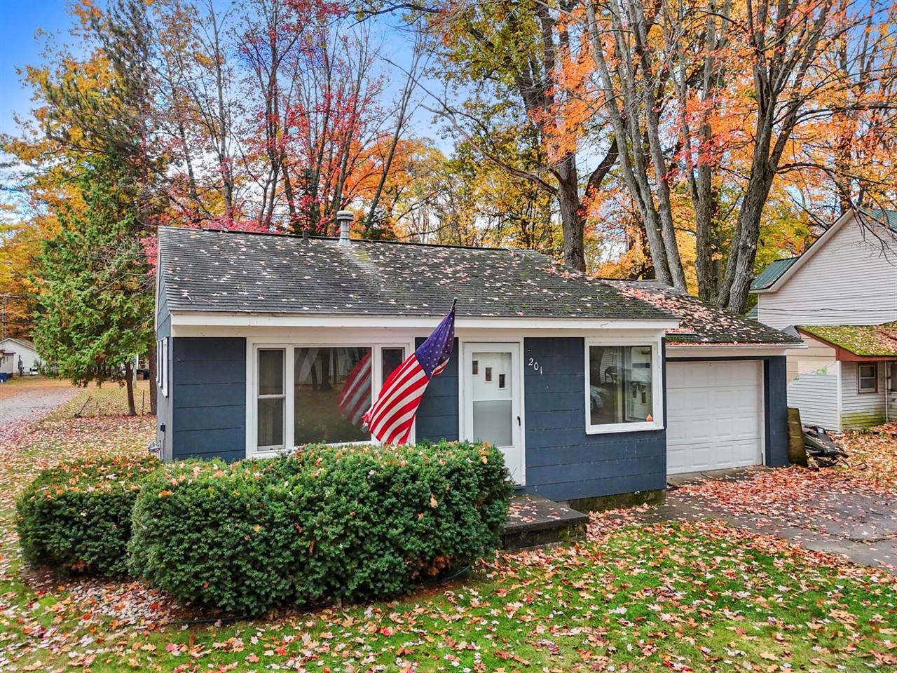 201 Beechwood Avenue, Houghton Lake, MI 48629