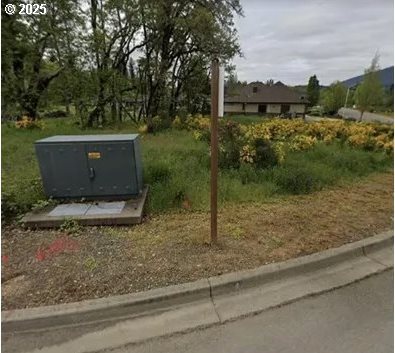 1308 Green Valley Dr, Cave Junction, OR 97523