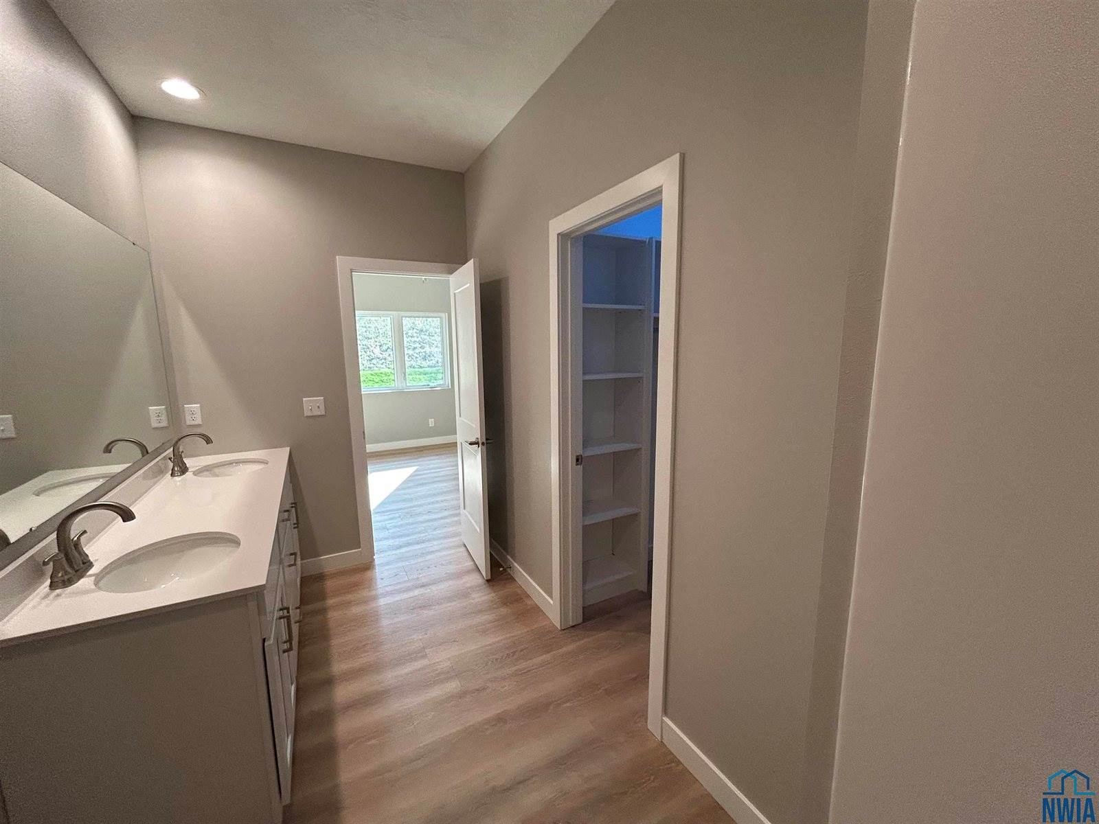 2412 Hinrich Ct, Sioux City, IA 51103