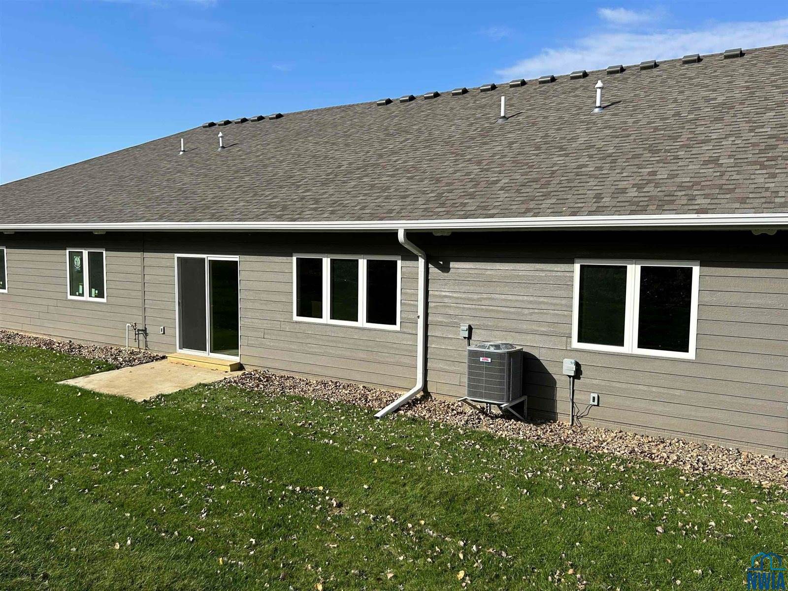 2412 Hinrich Ct, Sioux City, IA 51103