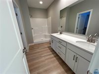 2412 Hinrich Ct, Sioux City, IA 51103