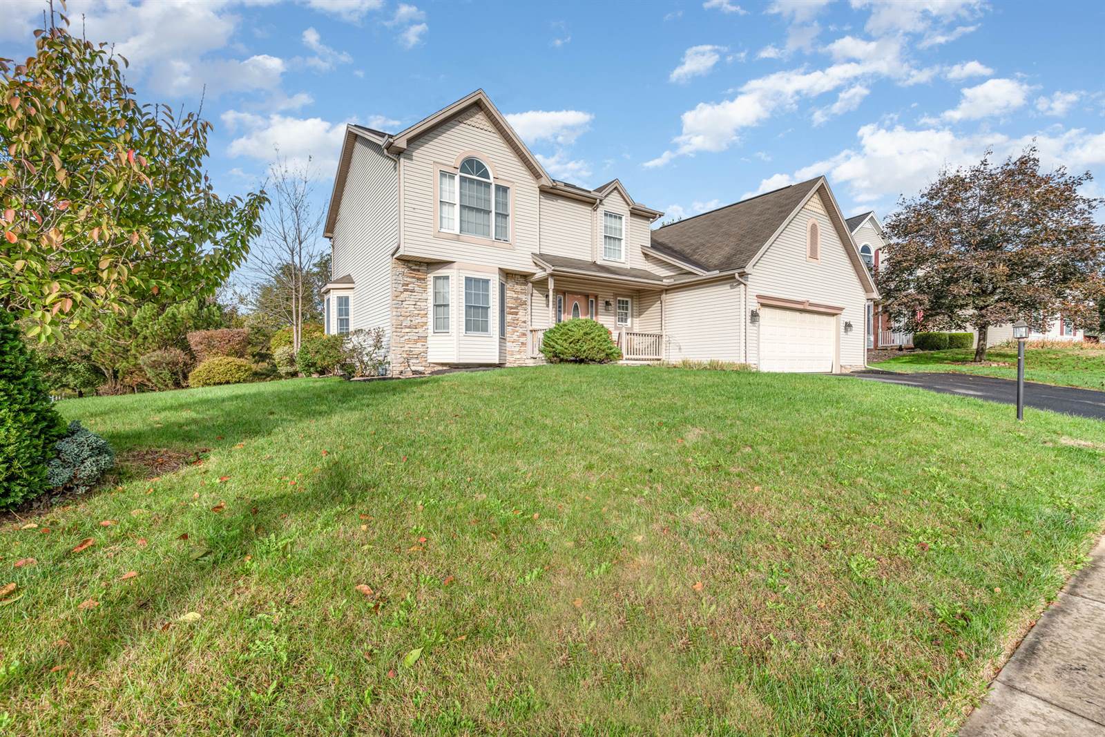 1501 Dalkeith Dr, Mechanicsburg, PA 17050