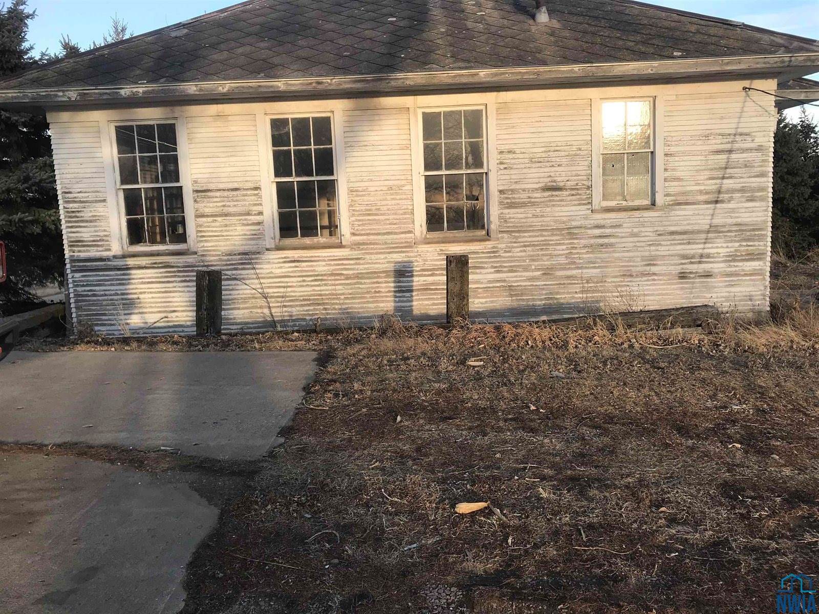 18546 140th St, Akron, IA 51001