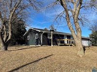 18546 140th St, Akron, IA 51001