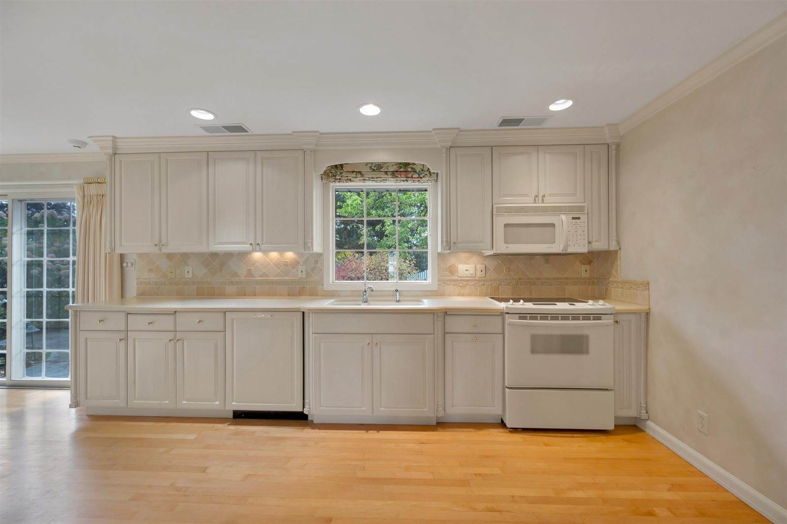 3253 Bitters Court, Green Bay, WI 54301