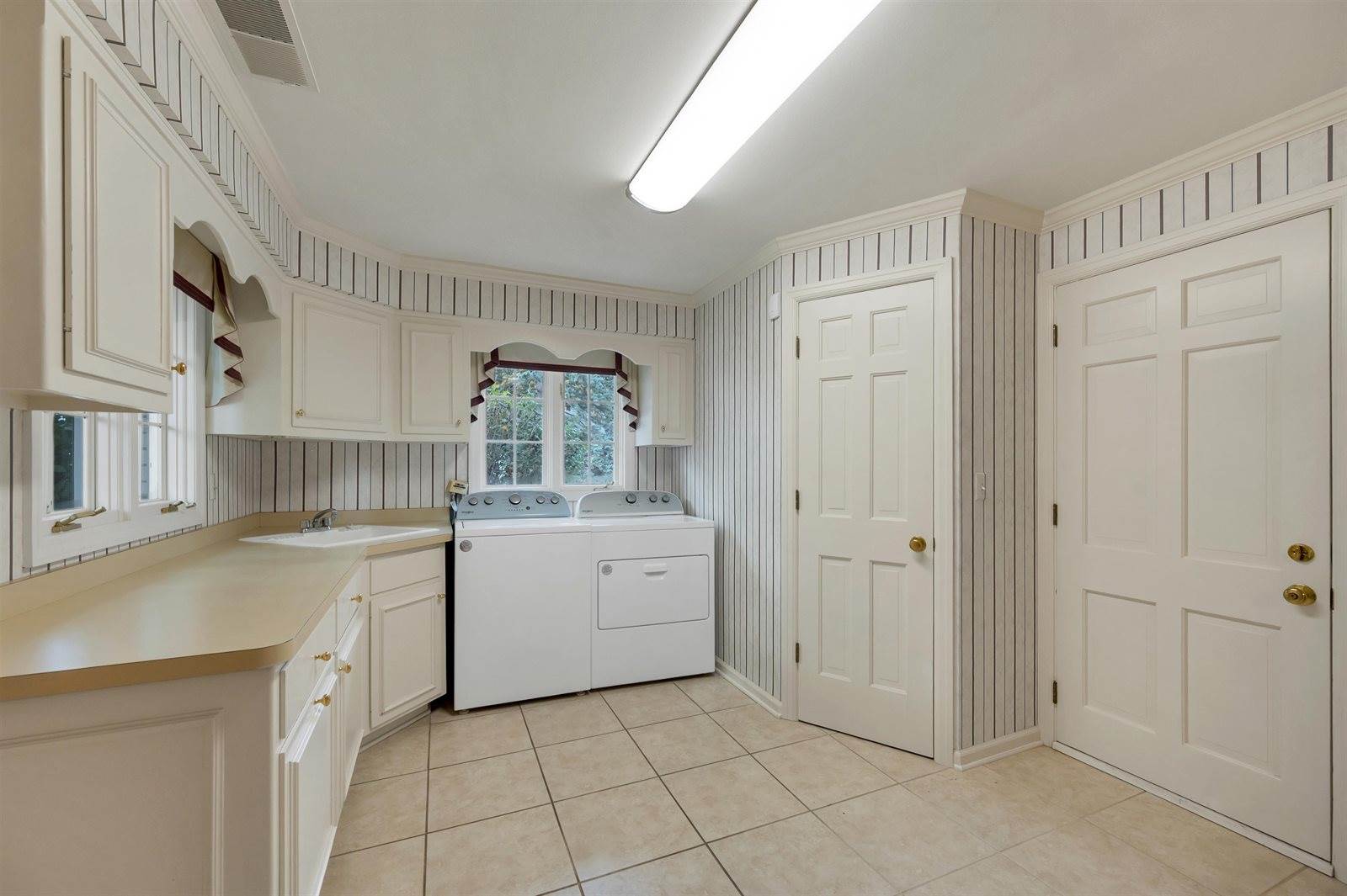 3253 Bitters Court, Green Bay, WI 54301