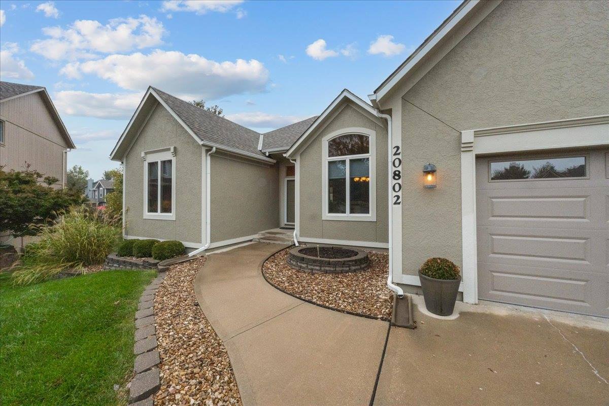 20802 W 102nd St, Lenexa, KS 66220
