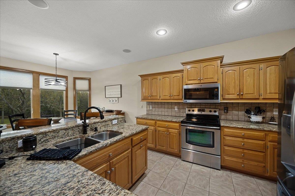 20802 W 102nd St, Lenexa, KS 66220