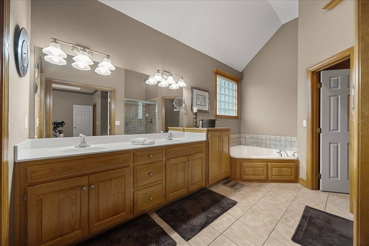 20802 W 102nd St, Lenexa, KS 66220