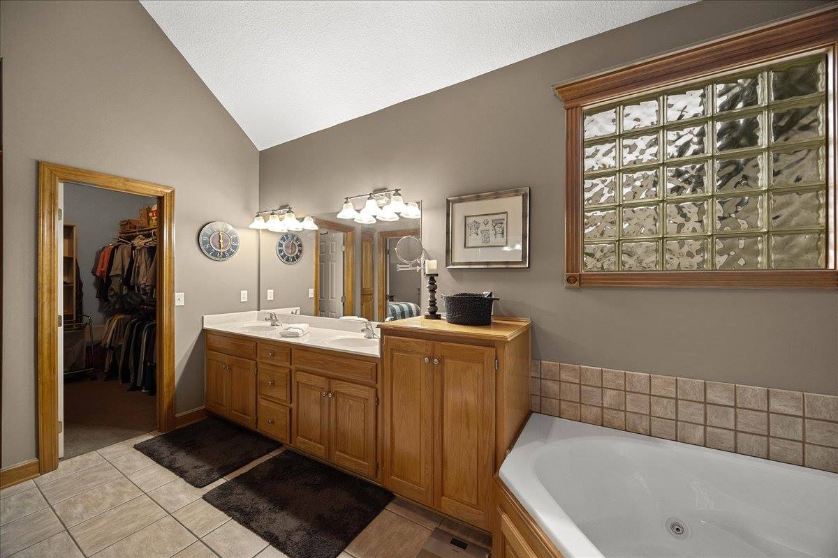 20802 W 102nd St, Lenexa, KS 66220