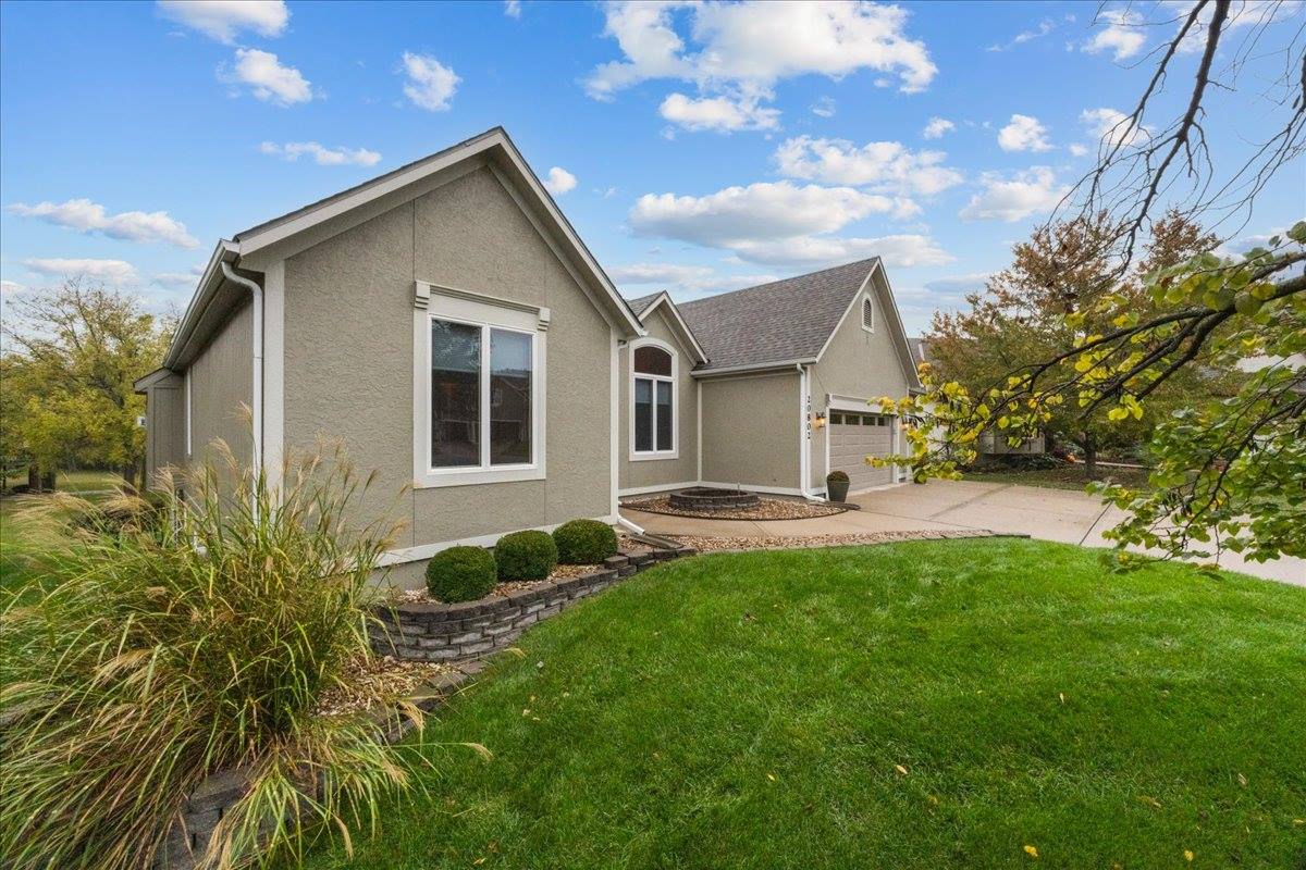 20802 W 102nd St, Lenexa, KS 66220
