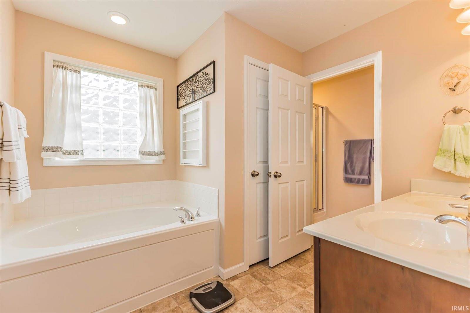 1816 Sandal Wood Drive, Yorktown, IN 47396