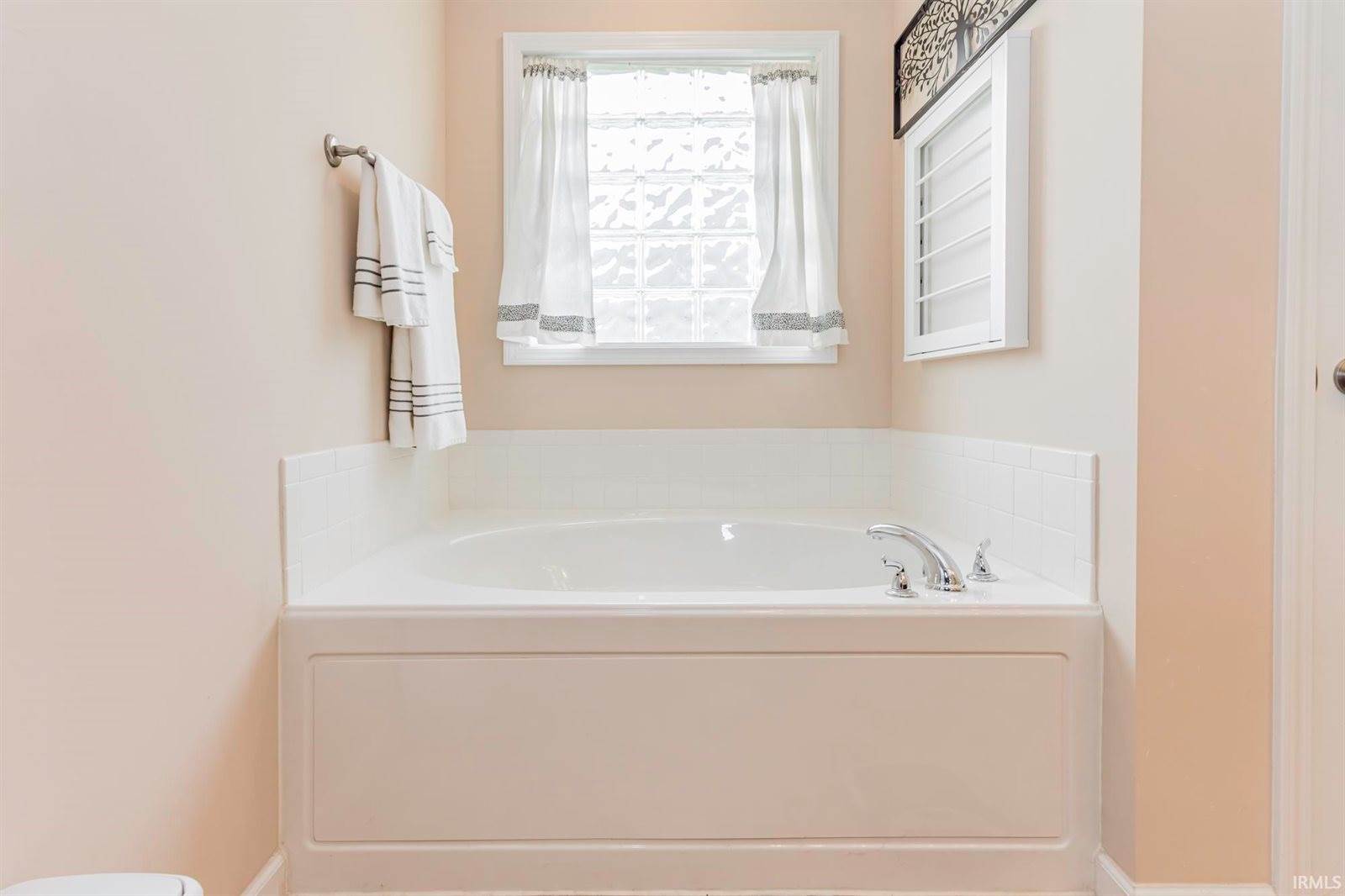 1816 Sandal Wood Drive, Yorktown, IN 47396