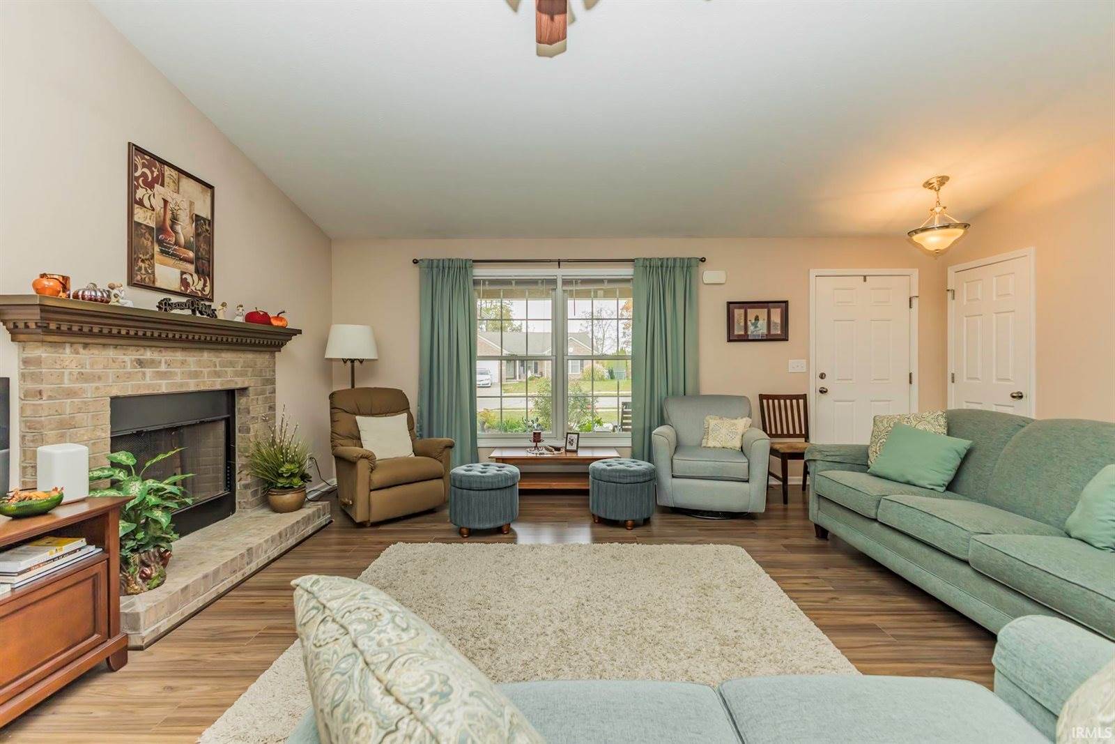 1816 Sandal Wood Drive, Yorktown, IN 47396