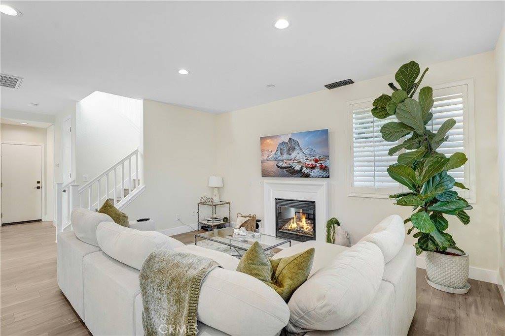 19920 Holly Dr, Saugus, CA 91350