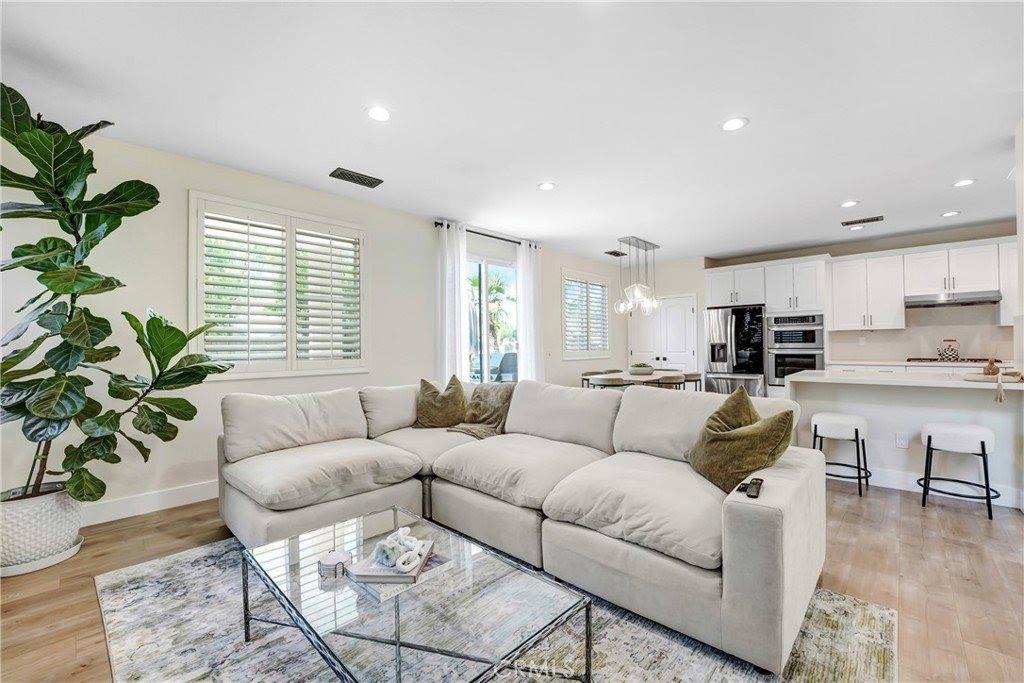 19920 Holly Dr, Saugus, CA 91350