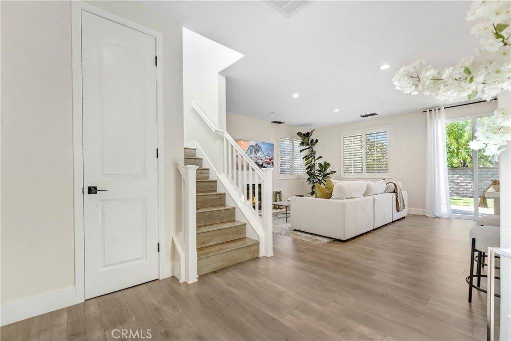 19920 Holly Dr, Saugus, CA 91350