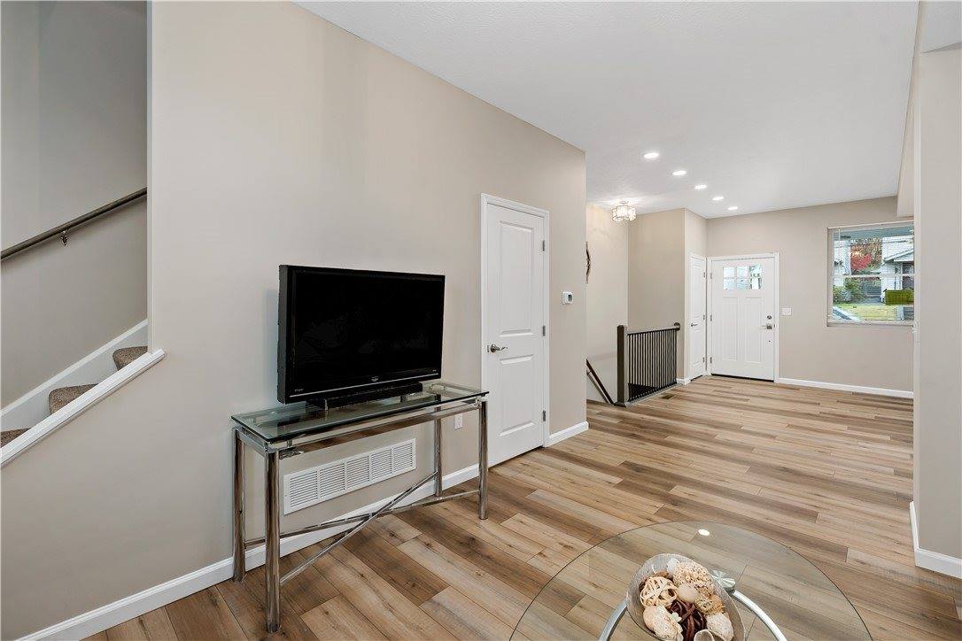 735 6th Ave, Coraopolis, PA 15108