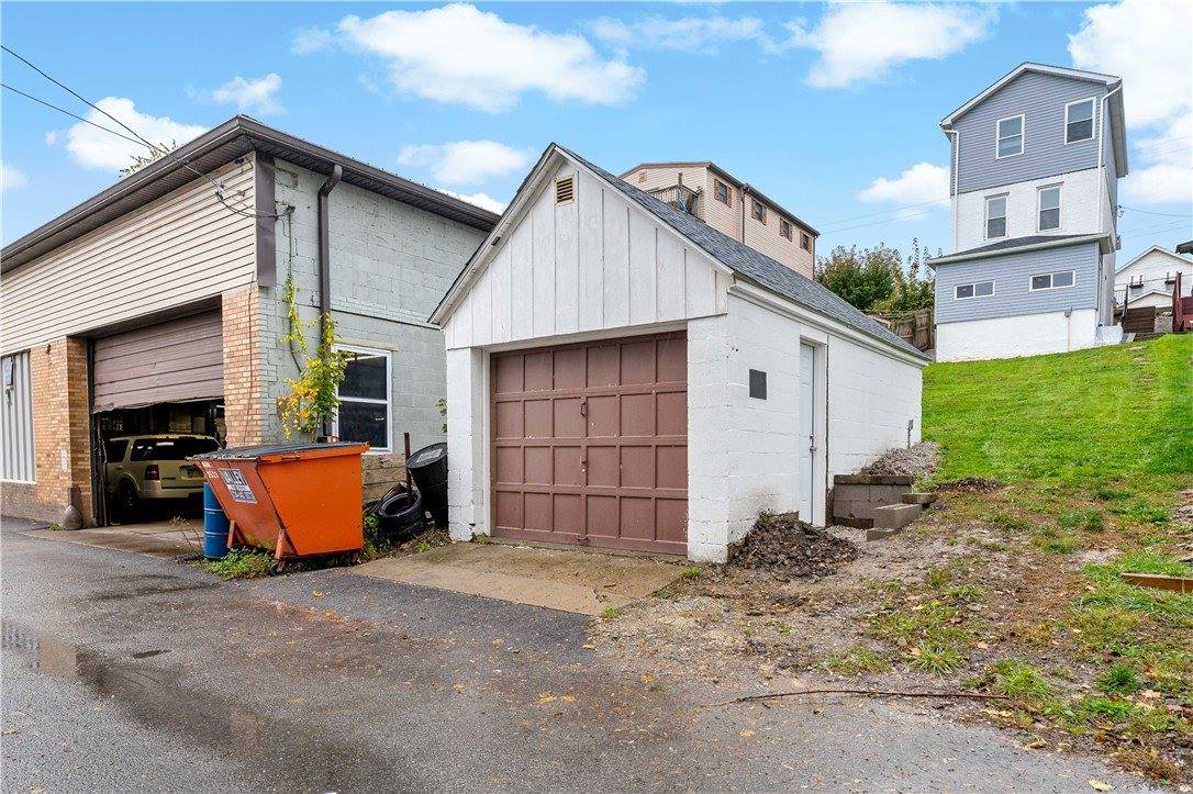 735 6th Ave, Coraopolis, PA 15108