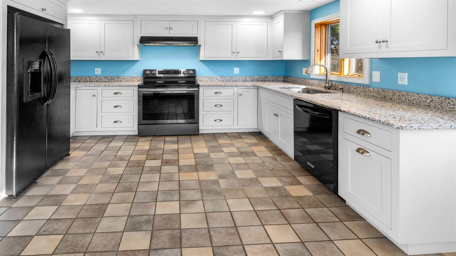 18 South Road, China, ME 04358