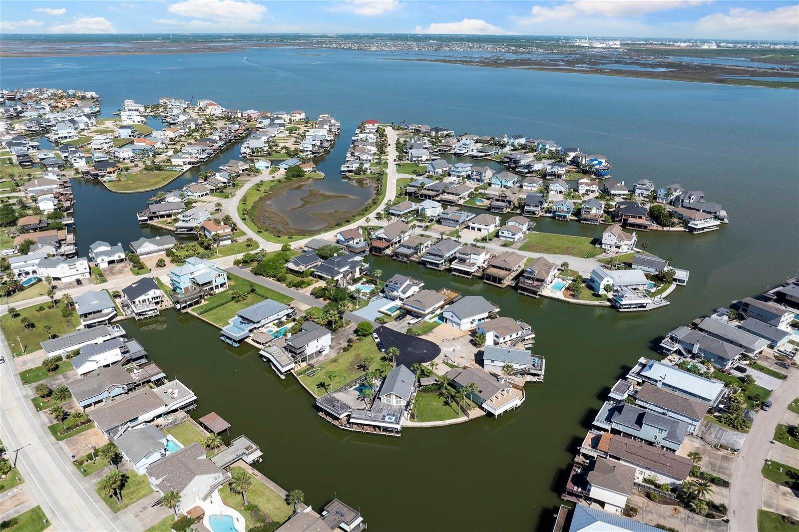 1303 Coral Way, Tiki Island, TX 77554