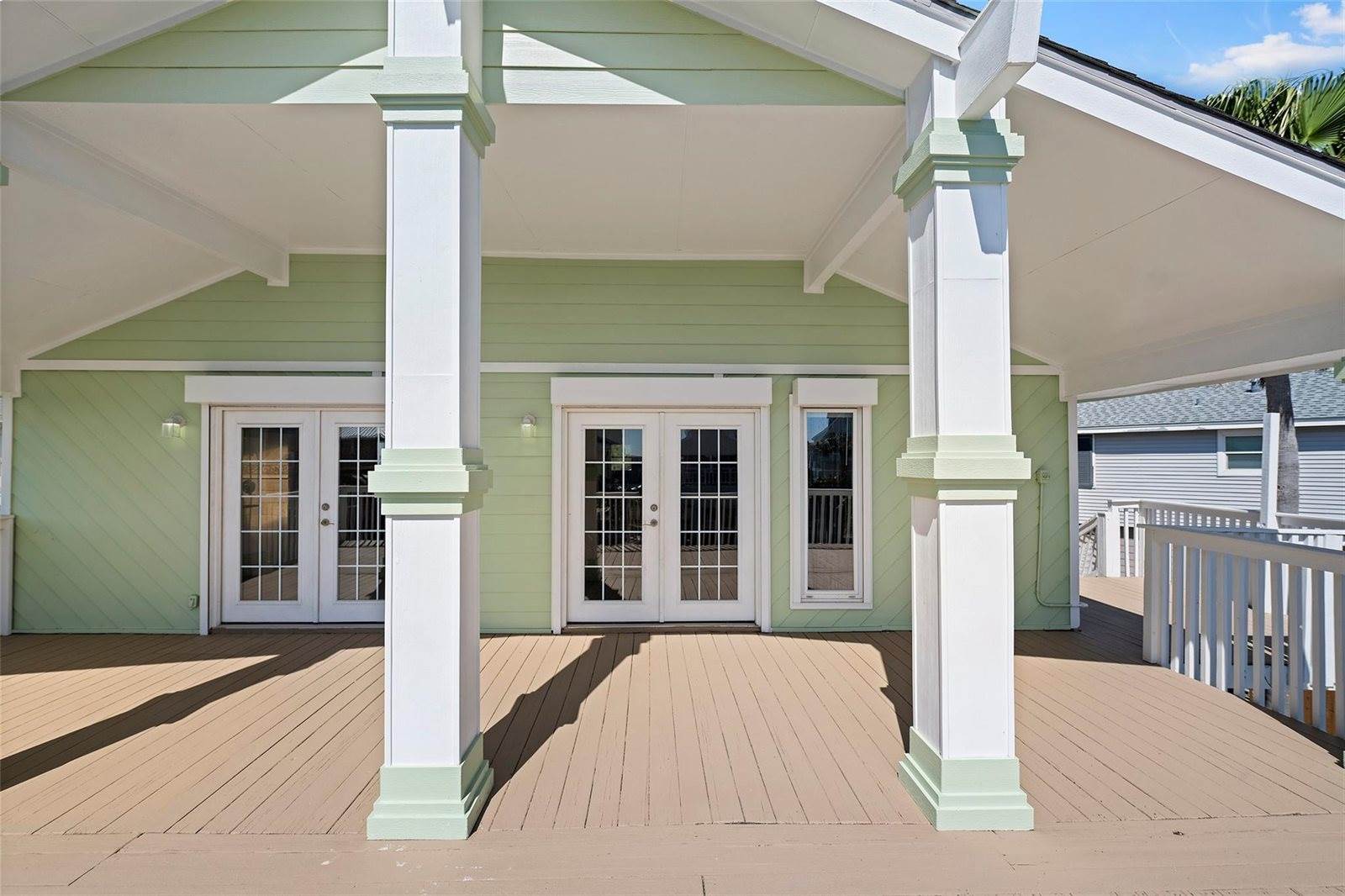 1303 Coral Way, Tiki Island, TX 77554