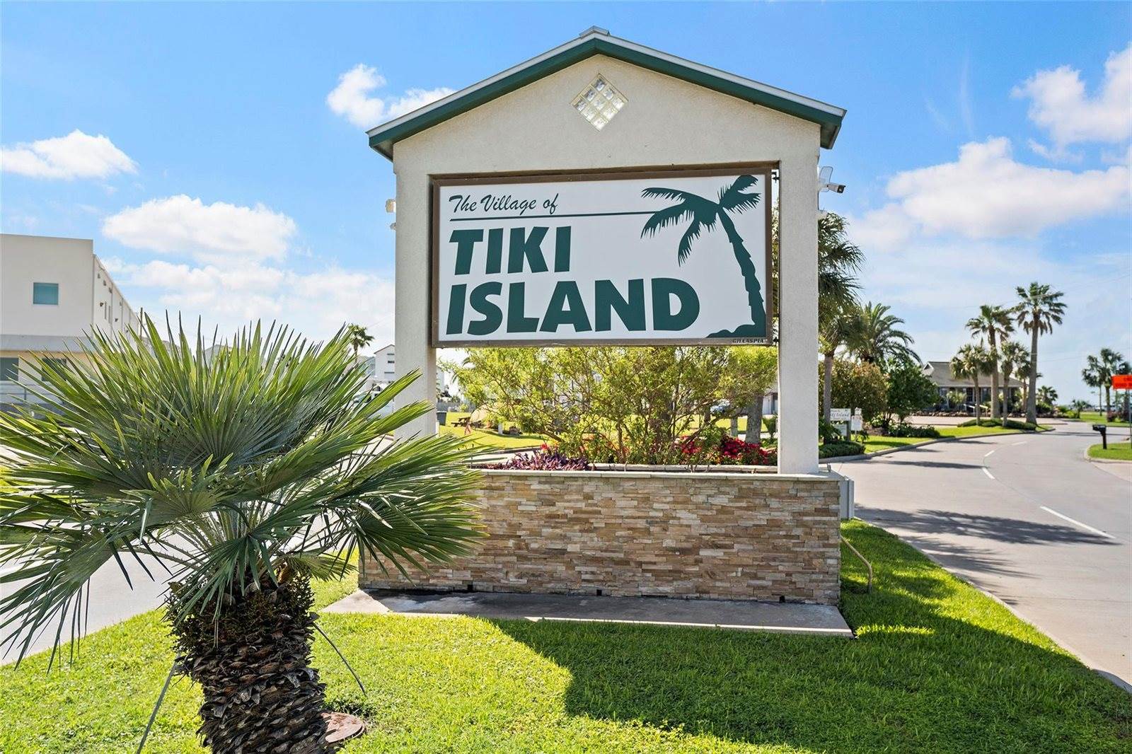 1303 Coral Way, Tiki Island, TX 77554