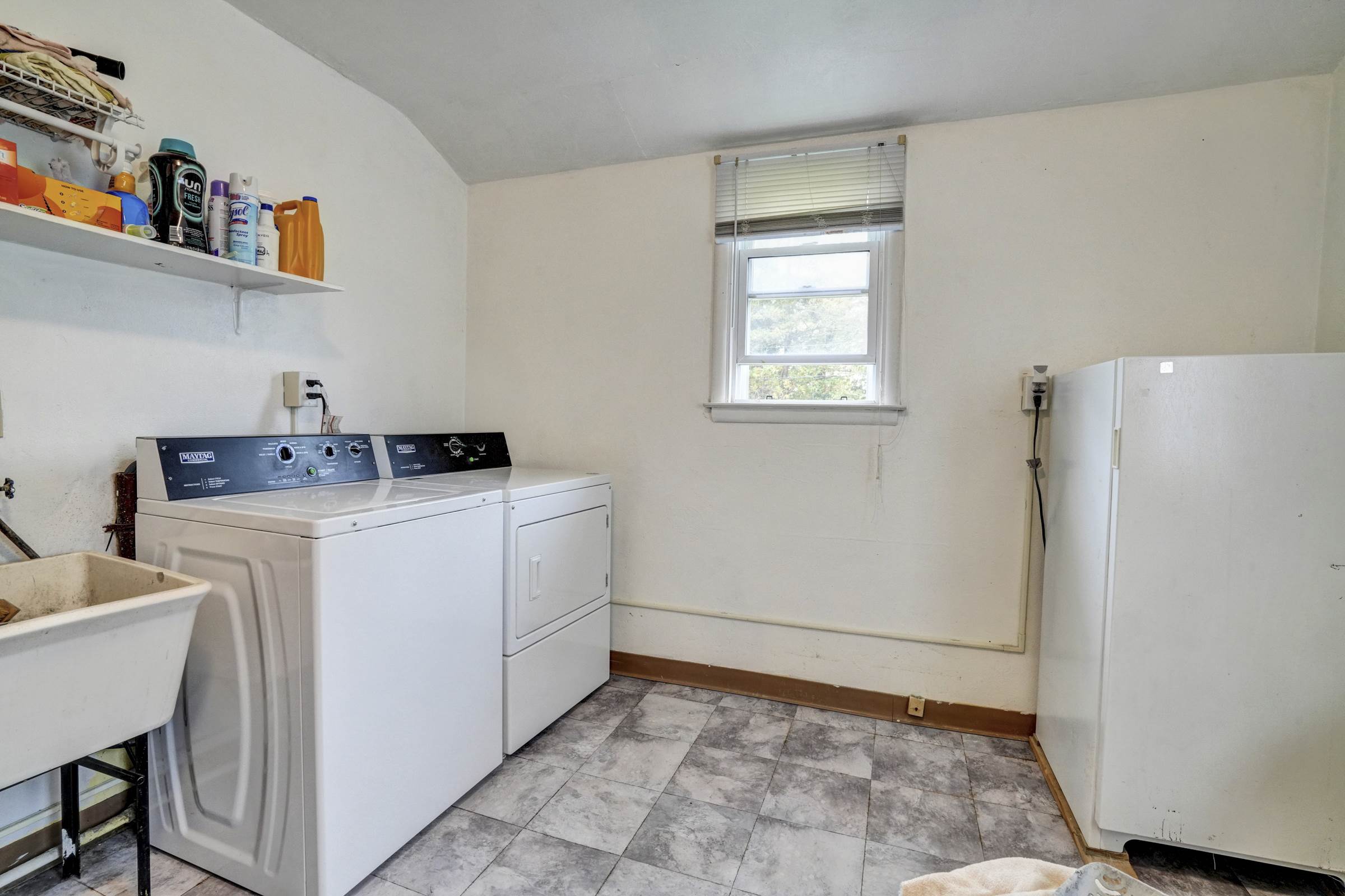 708 Lamp Post Ln, Aston, PA 19014