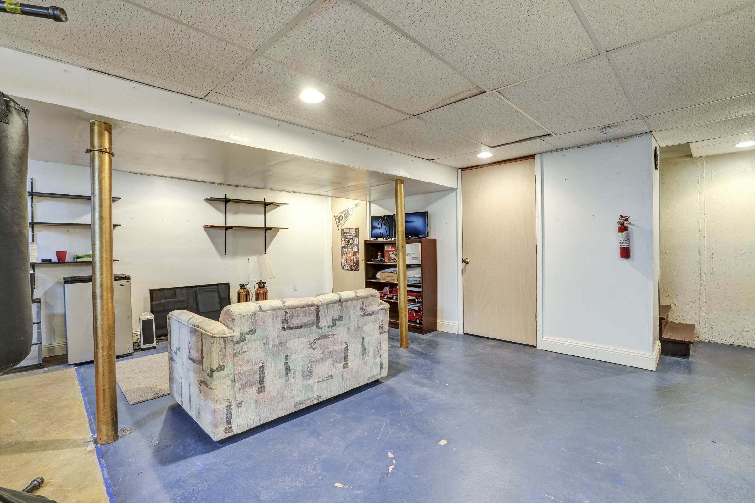 708 Lamp Post Ln, Aston, PA 19014