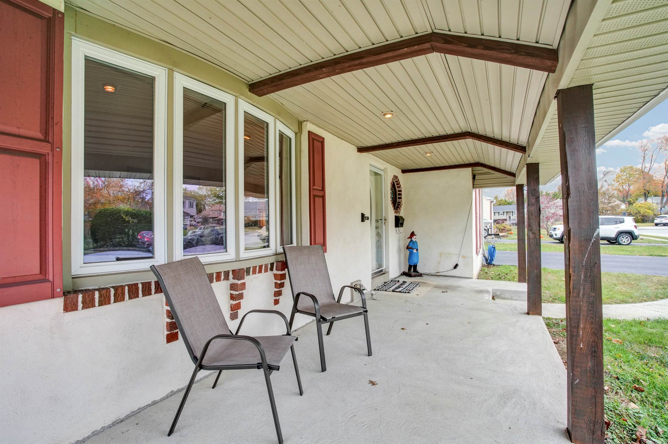 708 Lamp Post Ln, Aston, PA 19014