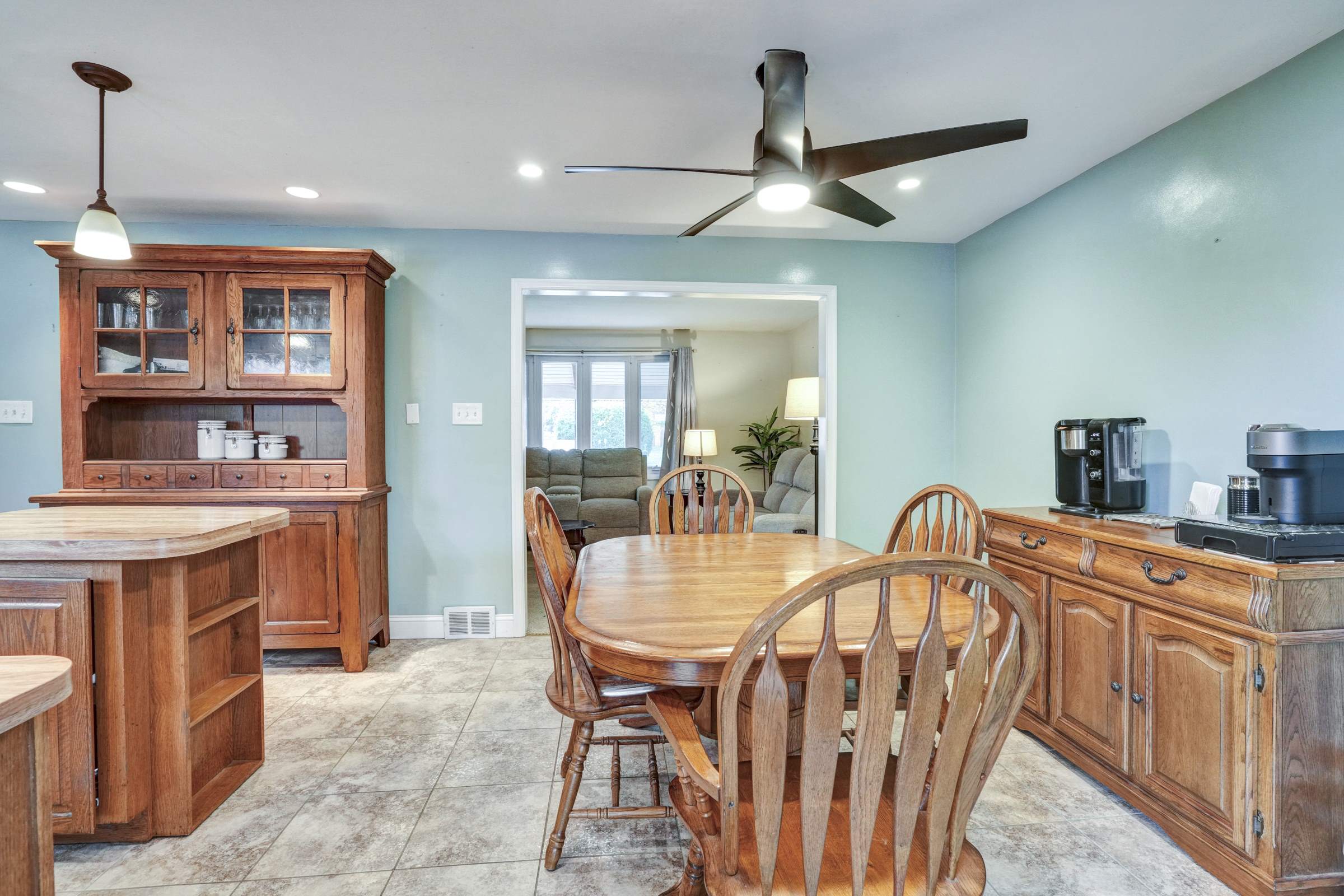 708 Lamp Post Ln, Aston, PA 19014