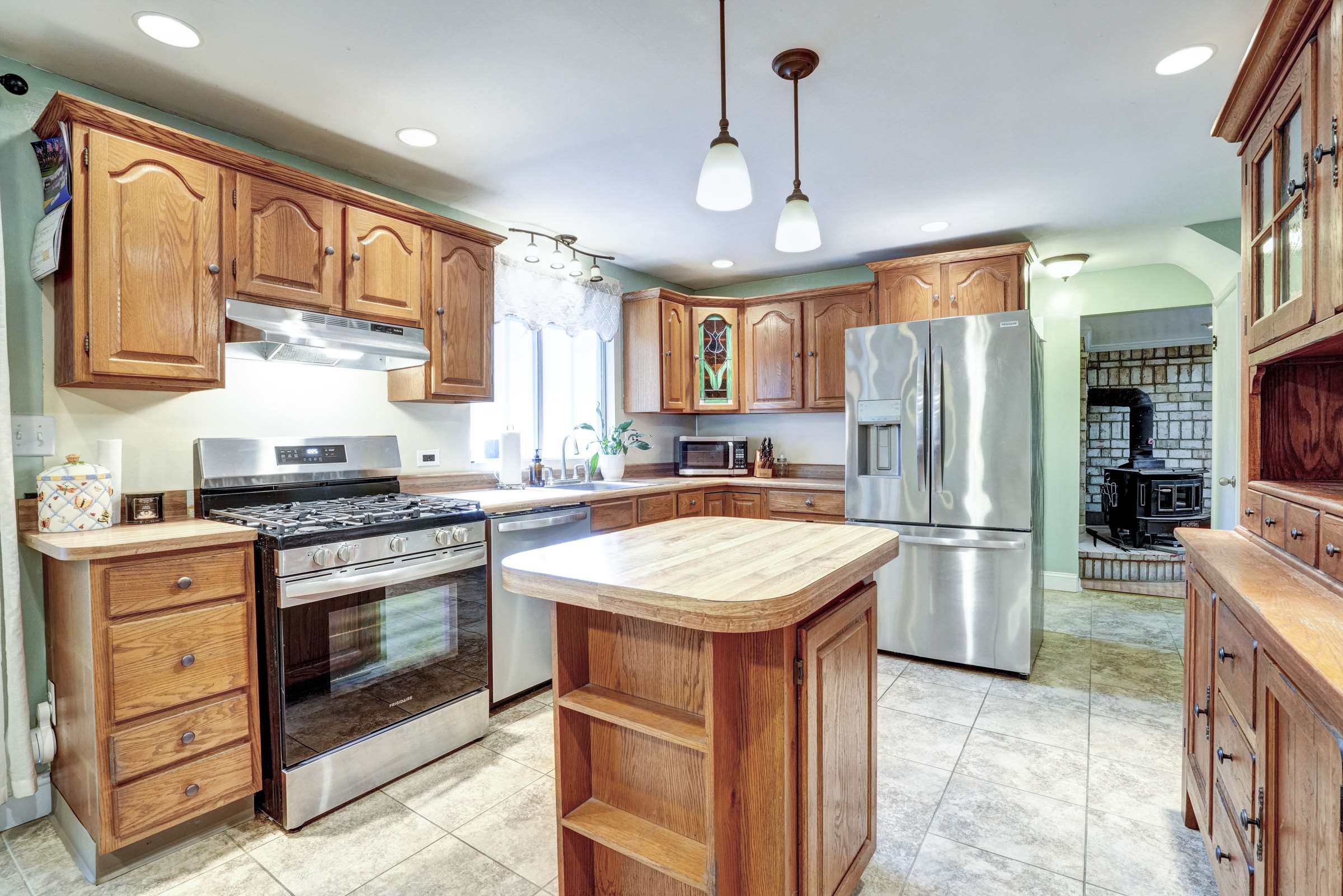 708 Lamp Post Ln, Aston, PA 19014