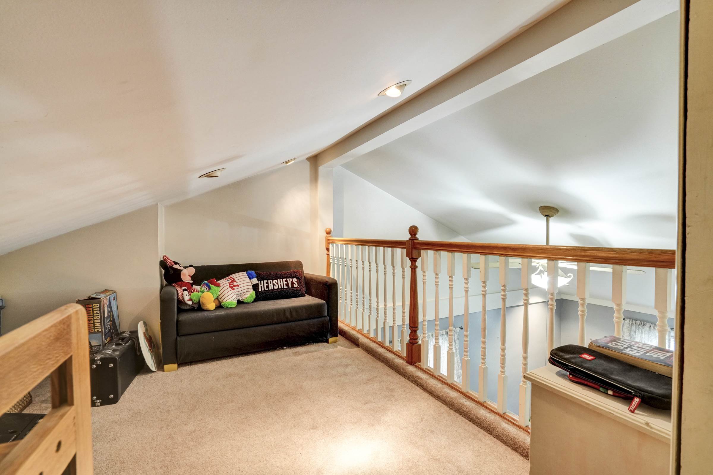 708 Lamp Post Ln, Aston, PA 19014