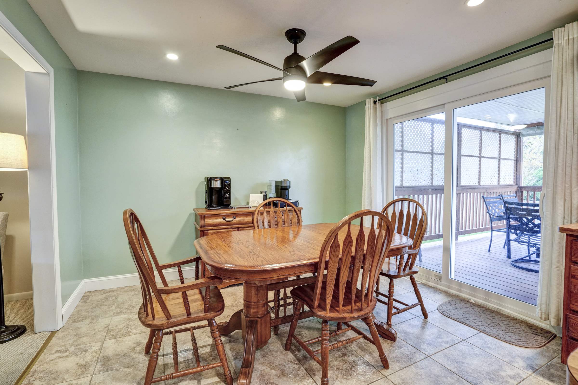 708 Lamp Post Ln, Aston, PA 19014