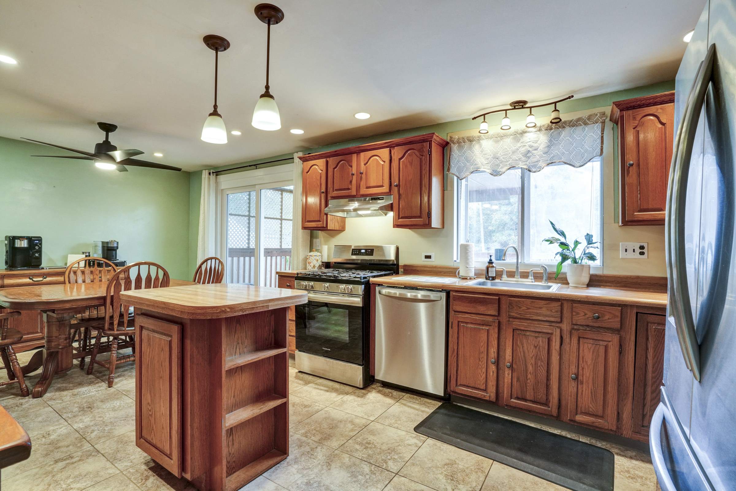 708 Lamp Post Ln, Aston, PA 19014