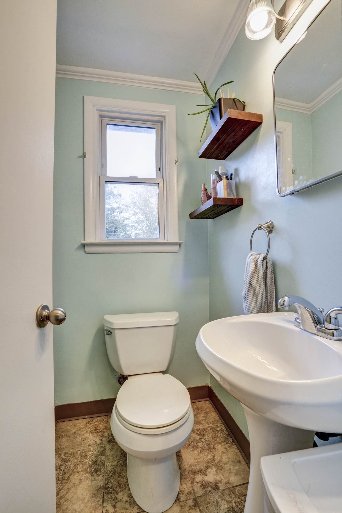 708 Lamp Post Ln, Aston, PA 19014