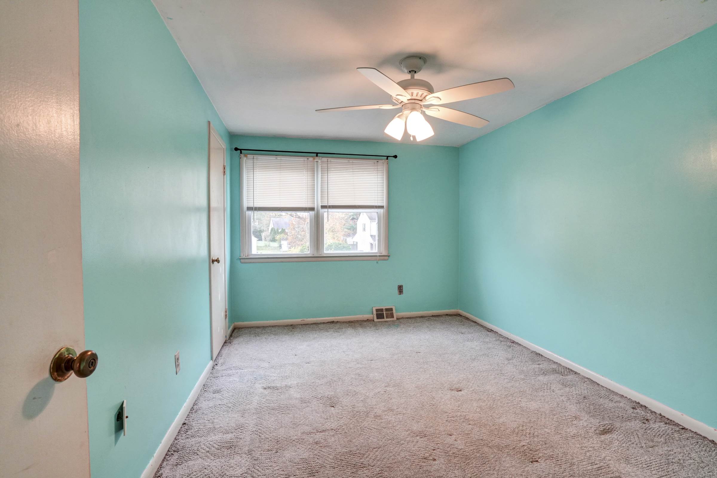 708 Lamp Post Ln, Aston, PA 19014