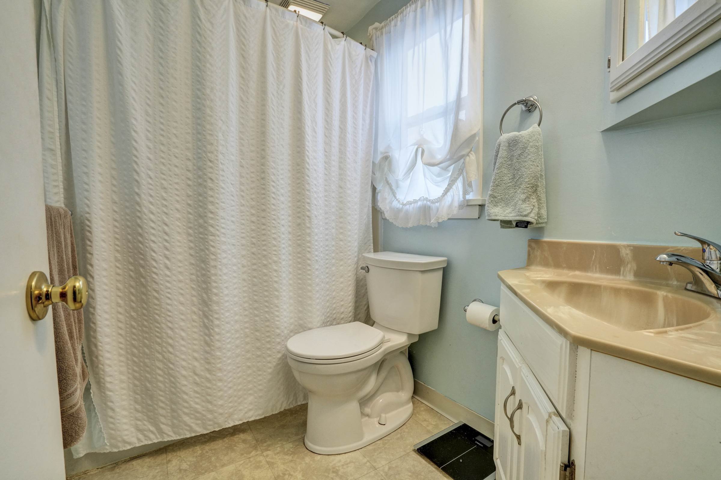 708 Lamp Post Ln, Aston, PA 19014