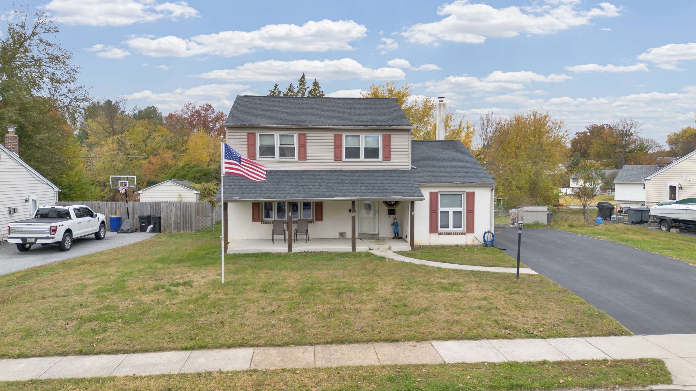 708 Lamp Post Ln, Aston, PA 19014