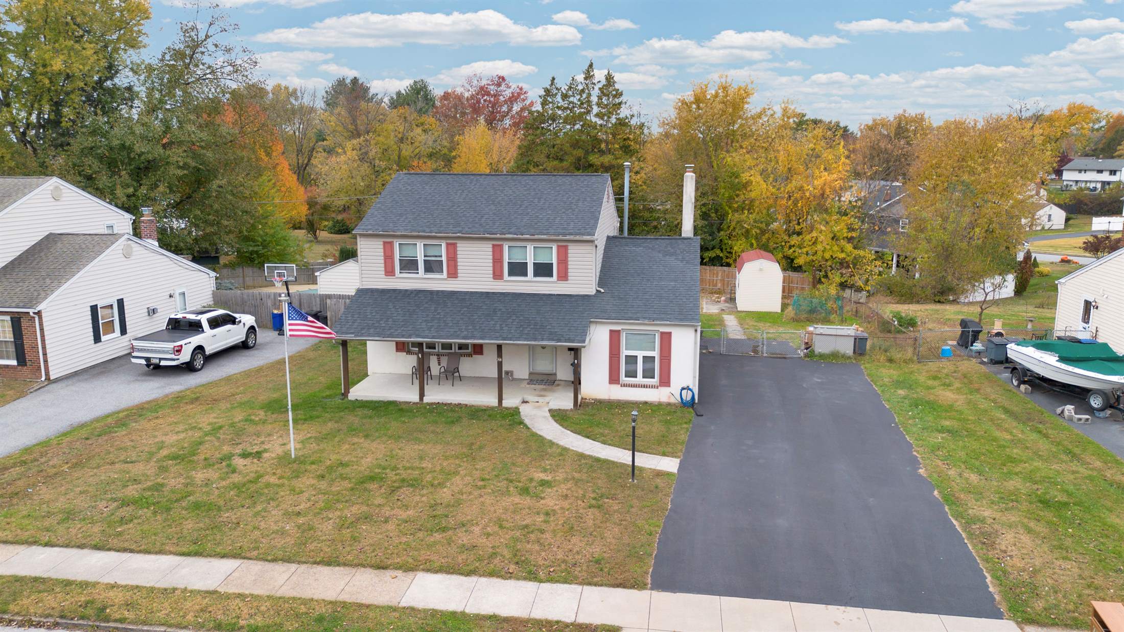 708 Lamp Post Ln, Aston, PA 19014