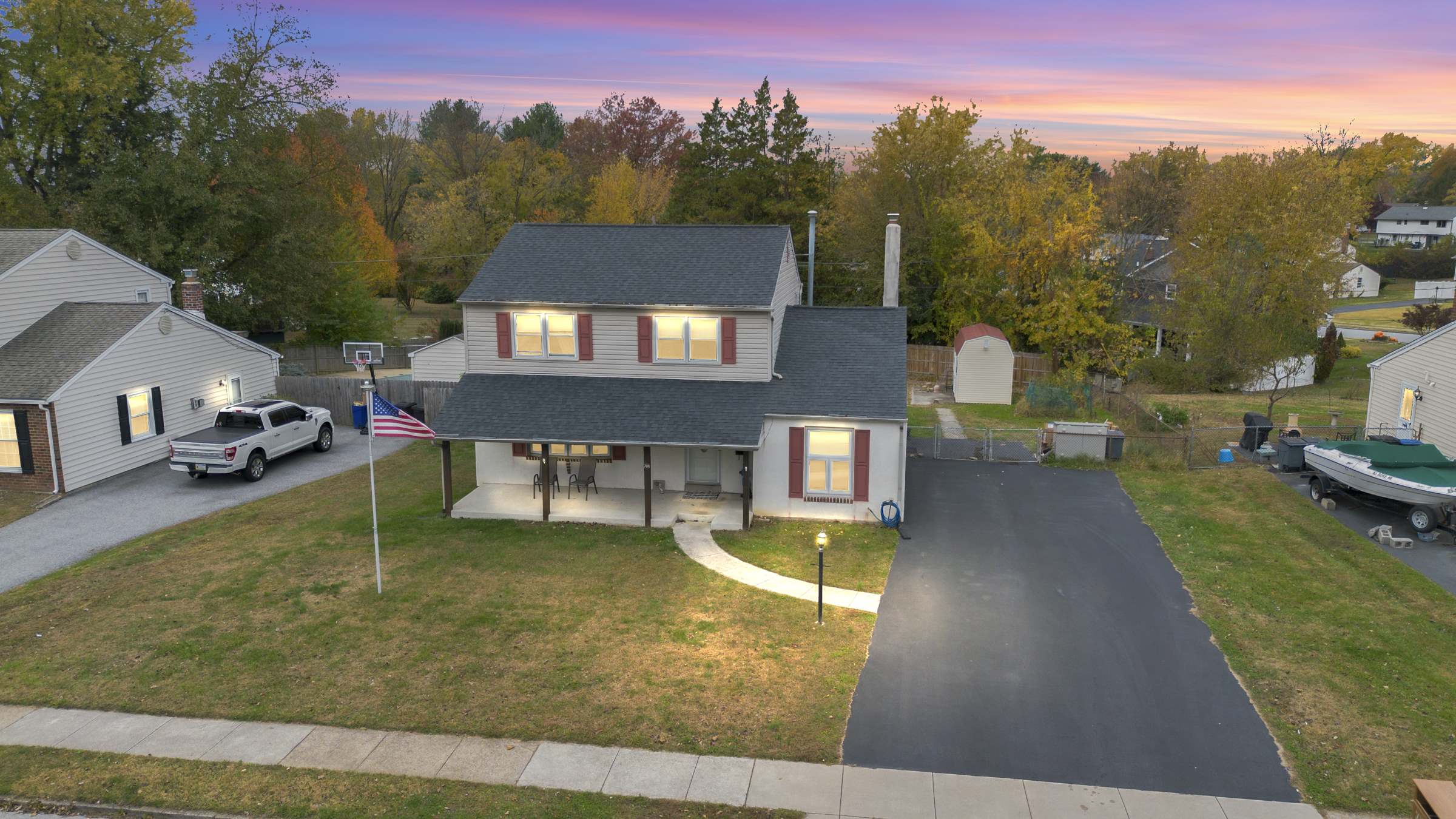 708 Lamp Post Ln, Aston, PA 19014