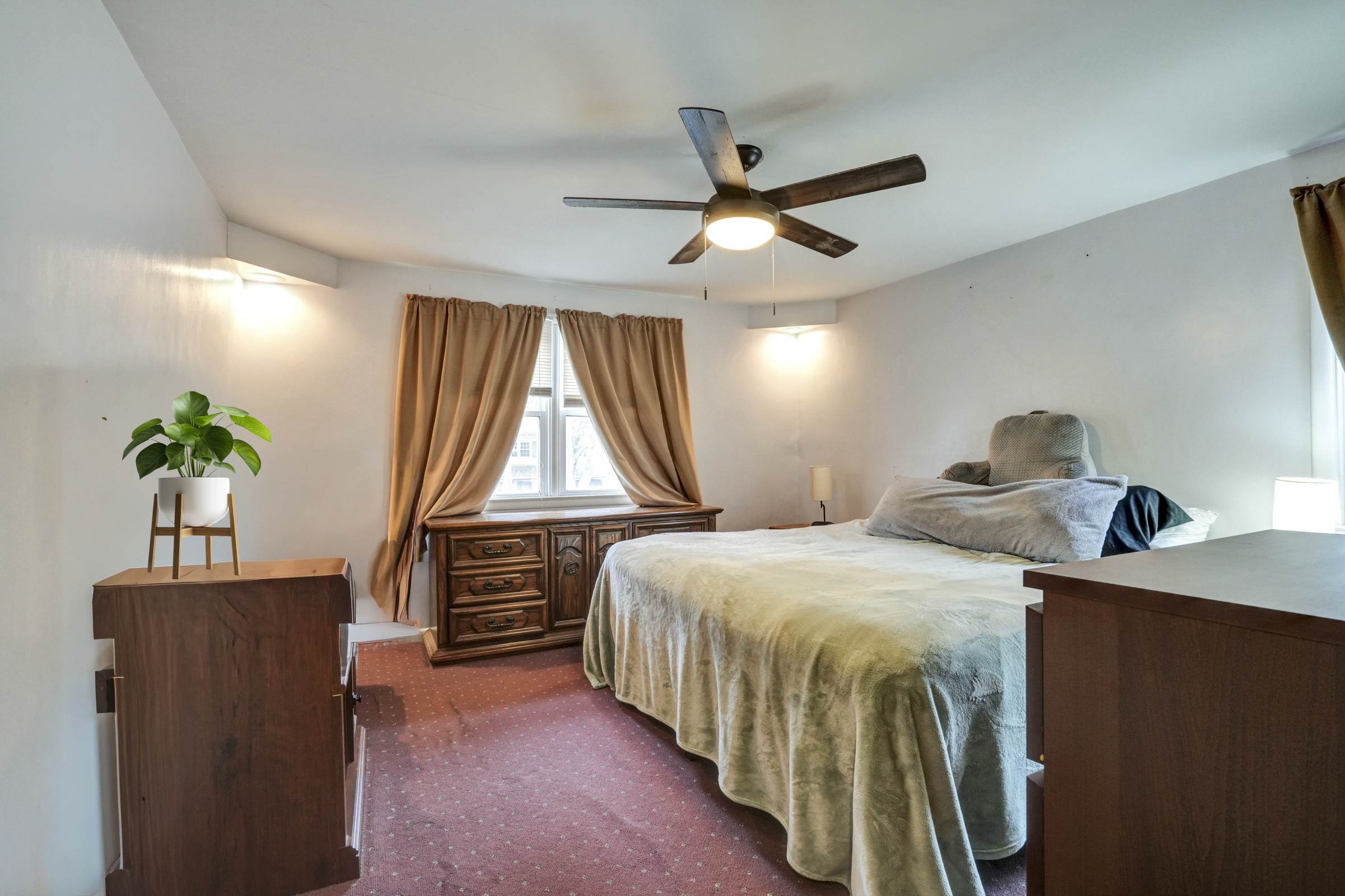 708 Lamp Post Ln, Aston, PA 19014