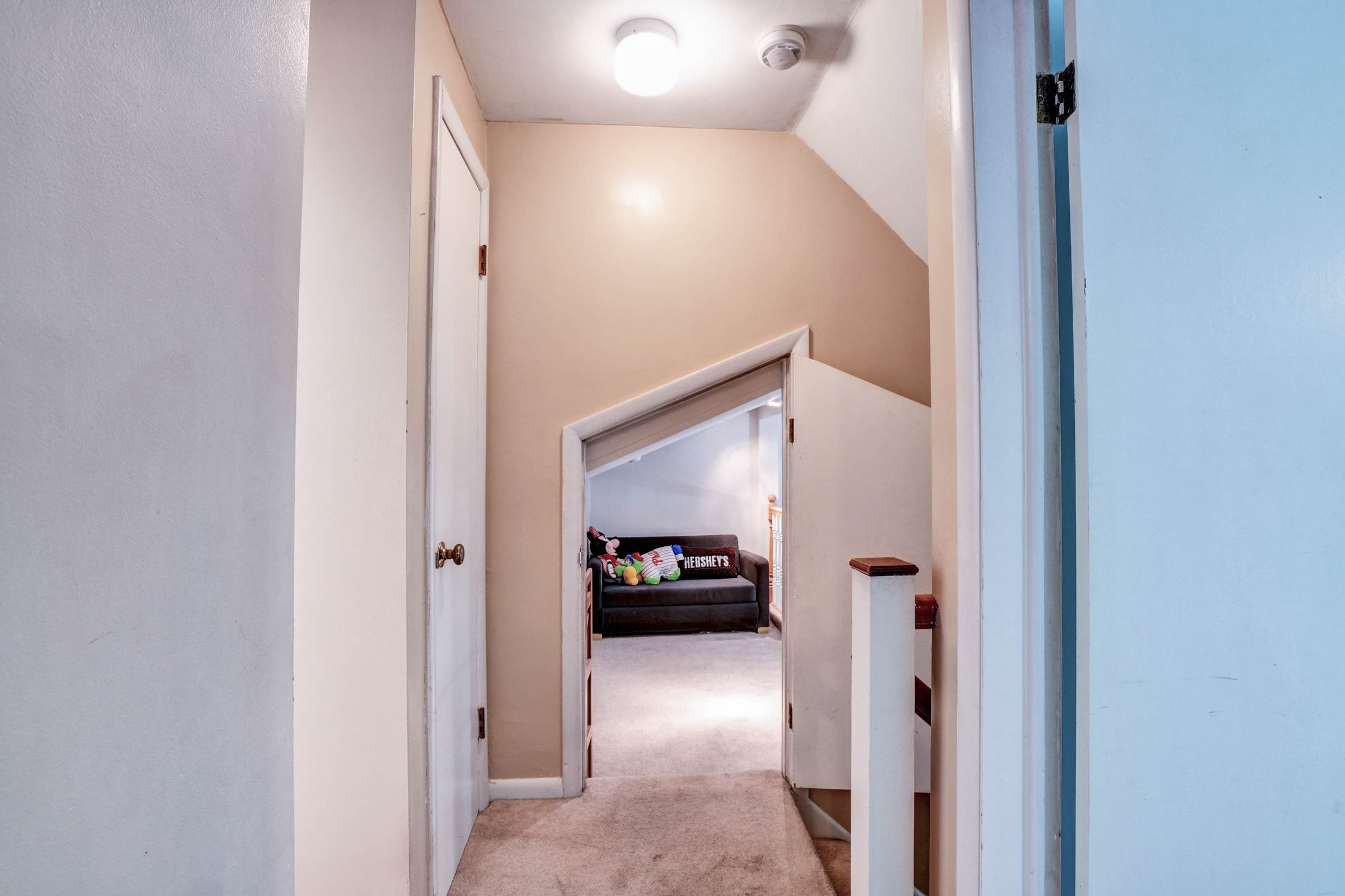 708 Lamp Post Ln, Aston, PA 19014